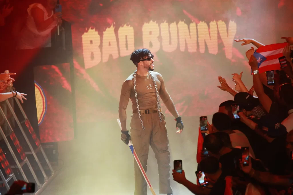 Bad Bunny vuelve al cine en agosto con el estreno de la película "Caught Stealing"