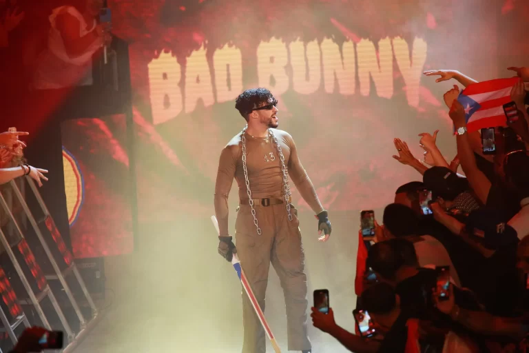 Bad Bunny vuelve al cine en agosto con el estreno de la película "Caught Stealing"