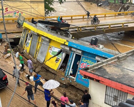 Gaspar Hernández bajo agua: Colapsan comercios y viviendas tras desbordamiento de ríos.