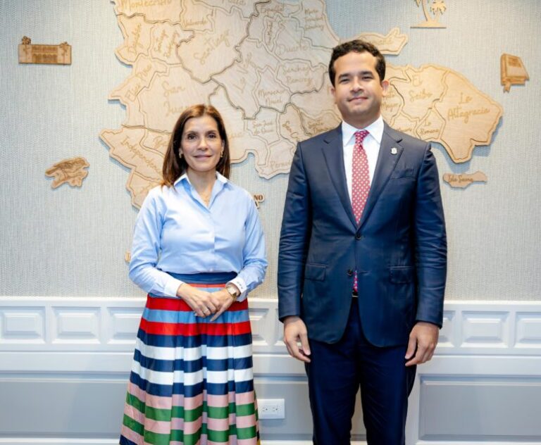 Embajadora de EE.UU visita en su despacho al senador Omar Fernández