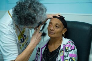 Más de 270 personas atendidas en jornada gratuita de detección de glaucoma en Cristo Rey realizada por INCOCEGLA