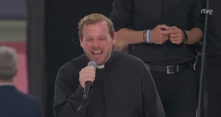Sacerdote dominicano canta ante el papa León XIV