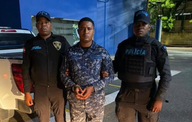 Policía Nacional entrega a la justicia al agente involucrado en la muerte de joven en sector de Herrera